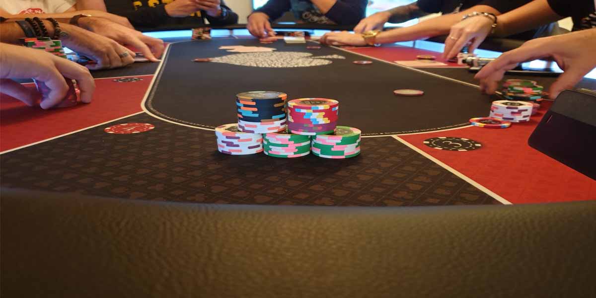 Bàn chơi Poker trong sòng bạc 